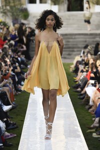 defile-jacquemus-printemps-ete-2019-paris-look-36.thumb.jpg.4d12a11f05e854a3d1d38432c846abac.jpg