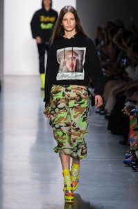 defile-jeremy-scott-printemps-ete-2019-new-york-look-24.thumb.jpg.fea9ff79b271fe75191b47aa002e53a5.jpg