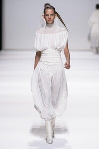 defile-jil-sander-automne-hiver-2018-2019-milan-look-13.thumb.jpg.b2cc1bdb0d5664aca1efe21afc13cbfa.jpg