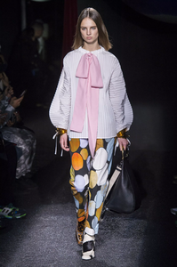 defile-jw-anderson-automne-hiver-2019-2020-paris-look-9.thumb.jpg.5c616d8bd9b261826582bd68929f95cf.jpg