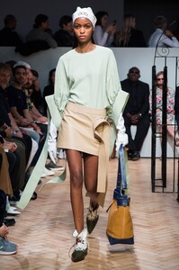 defile-jw-anderson-printemps-ete-2019-londres-look-31.thumb.jpg.3da0258f0b44330d4259594da54f4249.jpg