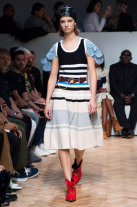 defile-jw-anderson-printemps-ete-2019-londres-look-41.thumb.jpg.a21622164dad34a1a1657115974cf5ca.jpg