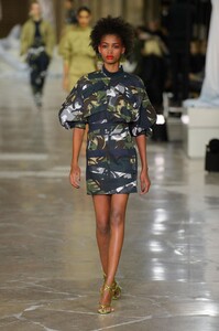 defile-kenzo-printemps-ete-2017-paris-look-9.thumb.jpg.d9f7b8e63d98582c0817ca2d58edf91c.jpg