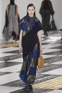 defile-loewe-automne-hiver-2020-2021-paris-look-44.thumb.jpg.9d95e98a5cf26a875f870c73a5fc272d.jpg
