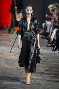 defile-loewe-printemps-ete-2019-paris-look-34.thumb.jpg.e9978e5f15b0a388b56e026d718254d1.jpg