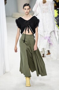 defile-loewe-printemps-ete-2020-paris-look-25.thumb.jpg.61a4c82a309fd4c4ee7b40a2349005c7.jpg