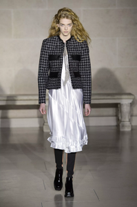 defile-louis-vuitton-automne-hiver-2017-2018-paris-look-10.thumb.jpg.97f81fb335a90f7f10ed93b702bb94b8.jpg
