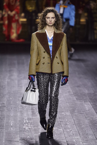 defile-louis-vuitton-automne-hiver-2020-2021-paris-look-19.thumb.jpg.46c092beed6b48fb5533f1bdf2701561.jpg