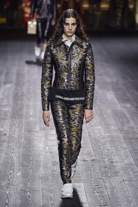 defile-louis-vuitton-automne-hiver-2020-2021-paris-look-32.thumb.jpg.7ab55373101b4df907db54d3edd7664c.jpg