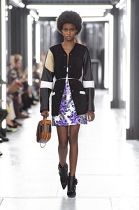 defile-louis-vuitton-printemps-ete-2019-paris-look-52.thumb.jpg.e3dca9ddc11d72d90bd151f3336e7213.jpg