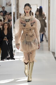 defile-maison-margiela-automne-hiver-2017-2018-paris-look-5.thumb.jpg.3b90e6f1874c1ea37b1987d76fac8fe1.jpg