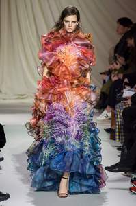 defile-mary-katrantzou-automne-hiver-2019-2020-londres-look-37.thumb.jpg.7b2ee6ce923d500307f8c79e174210a4.jpg