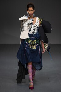 defile-matty-bovan-printemps-ete-2019-londres-look-11.thumb.jpg.ea50f5a9670bd587923e80dafbdb0958.jpg