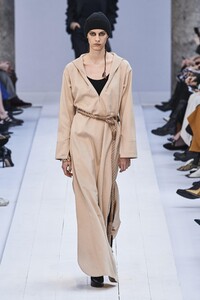 defile-max-mara-automne-hiver-2020-2021-milan-look-40.thumb.jpg.c42333fb5706ee1c680238e8ba2f65a7.jpg