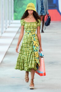 defile-michael-kors-collection-printemps-ete-2019-new-york-look-16.thumb.jpg.069bdbc90003394ce8785d4b5818242b.jpg