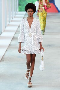 defile-michael-kors-collection-printemps-ete-2019-new-york-look-20.thumb.jpg.9d0823029b2f9a5b18eed02b60a363bd.jpg