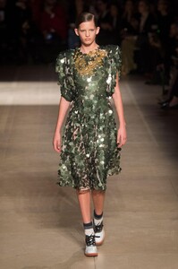 defile-miu-miu-automne-hiver-2017-2018-paris-look-25.thumb.jpg.6866b4b2de95c96748b775799ea45d85.jpg