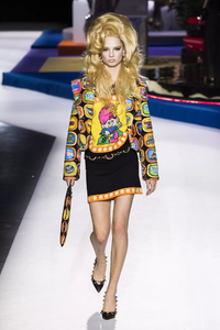 defile-moschino-automne-hiver-2019-2020-milan-look-58.thumb.jpg.a630658cbd8697cc7bbcf479de8c9c25.jpg