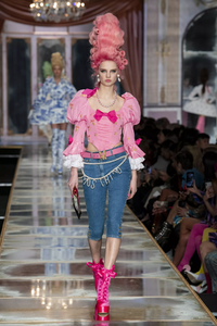 defile-moschino-automne-hiver-2020-2021-milan-look-30.thumb.jpg.5cec3e841f639baeb655179112d9c89b.jpg
