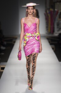 defile-moschino-printemps-ete-2019-milan-look-47.thumb.jpg.391dea94c2feae1e807d4137410dead5.jpg