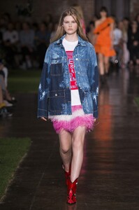 defile-msgm-printemps-ete-2019-milan-look-39.thumb.jpg.3dba21efbaf04477907412ce86fffc7d.jpg