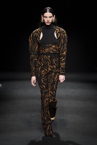 defile-mugler-automne-hiver-2020-2021-paris-look-22.thumb.jpg.bff089029f34544ee11437482997334a.jpg