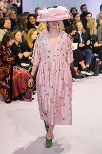 defile-mulberry-printemps-ete-2018-londres-look-15.thumb.jpg.38e5e2205323c7ed19fd92586a9bb6ea.jpg