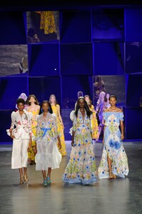 defile-naeem-khan-printemps-ete-2017-new-york-look-48.thumb.jpg.75132d1f07cde87908e2202c715892b9.jpg