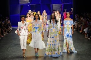 defile-naeem-khan-printemps-ete-2017-new-york-look-49.thumb.jpg.104e8052adc7f482e8b5b3c6ae18302e.jpg