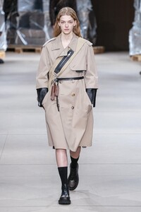 defile-neil-barrett-automne-hiver-2020-2021-milan-look-31.thumb.jpg.36a9638ca72428fa79f76ccf85349af6.jpg