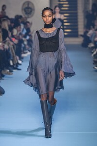 defile-off-white-automne-hiver-2018-2019-paris-look-34.thumb.jpg.cc83d567a0a3772fbbc809918295e7d4.jpg