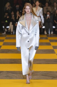 defile-off-white-automne-hiver-2019-2020-paris-look-26.thumb.jpg.2f82f17af9b20f1d8fa4ce3f5697c5e0.jpg