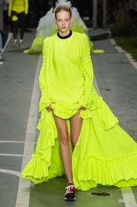 defile-off-white-printemps-ete-2019-paris-look-25.thumb.jpg.abad0cd986c6badbaa91a989b31809d1.jpg