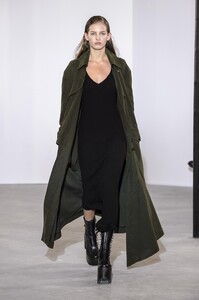 defile-olivier-theyskens-automne-hiver-2018-2019-paris-look-18.thumb.jpg.f6134b508667cbc7ce71eaa275e9b816.jpg