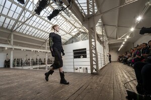defile-olivier-theyskens-printemps-ete-2019-paris-look-41.thumb.jpg.9653a63bb88876e117b172c9253a732e.jpg