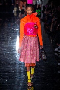 defile-prada-automne-hiver-2018-2019-milan-look-46.thumb.jpg.1cbf63ee7cf6535c4091c599a9db9fe5.jpg