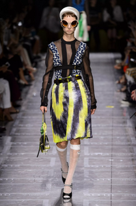 defile-prada-printemps-ete-2019-milan-look-41.thumb.jpg.bb656bf4eb73d6c67a2e5c08ca54ded2.jpg