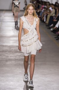 defile-roberto-cavalli-printemps-ete-2019-milan-look-49.thumb.jpg.c0ef7a602fe33d5fe5cff1109091534e.jpg