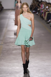 defile-roberto-cavalli-printemps-ete-2019-milan-look-8.thumb.jpg.58e72541aabee8e2a35c1146e6e7f151.jpg