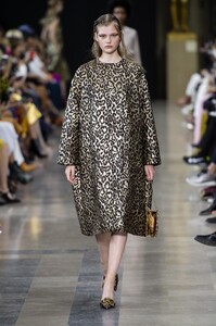 defile-rochas-printemps-ete-2019-paris-look-8.thumb.jpg.cd5467e6904275c6bd3c6bb98d1cdb85.jpg