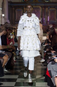 defile-ryan-lo-printemps-ete-2018-londres-look-22.thumb.jpg.3a94ae8ade9199b702d1767a98439c80.jpg