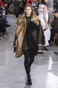 defile-sacai-automne-hiver-2019-2020-paris-look-29.thumb.jpg.7990015314fabec6cf4dea0ce19adba5.jpg