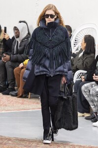 defile-sacai-automne-hiver-2019-2020-paris-look-36.thumb.jpg.33d16354e68aa8d2bfb9daab7b2fc11d.jpg