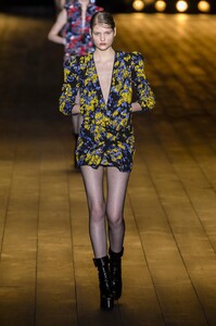 defile-saint-laurent-automne-hiver-2018-2019-paris-look-65.thumb.jpg.c3c667a39b2f55697a9536feee633555.jpg