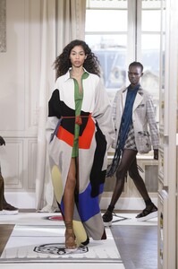 defile-schiaparelli-printemps-ete-2018-paris-look-43.thumb.jpg.50011844bdef38f6bba418e03c645857.jpg