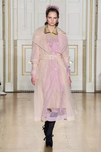 defile-simone-rocha-automne-hiver-2019-2020-londres-look-5.thumb.jpg.c2ae2f2e111506fd9012159a3e6faba6.jpg