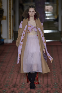 defile-simone-rocha-automne-hiver-2020-2021-londres-look-13.thumb.jpg.c4897d4d7985eb5fa7bf1972e30ee791.jpg