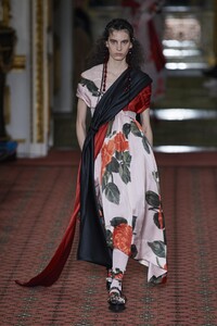 defile-simone-rocha-automne-hiver-2020-2021-londres-look-24.thumb.jpg.af0651a707e49c928478adeb9e2afae9.jpg