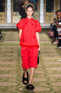 defile-simone-rocha-printemps-ete-2019-londres-look-17.thumb.jpg.55948cabc76caa31546d3ec4383f9860.jpg