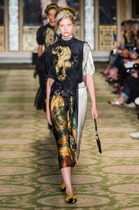 defile-simone-rocha-printemps-ete-2019-londres-look-23.thumb.jpg.6c5d29a9166ddf4c45bb9d102815f875.jpg